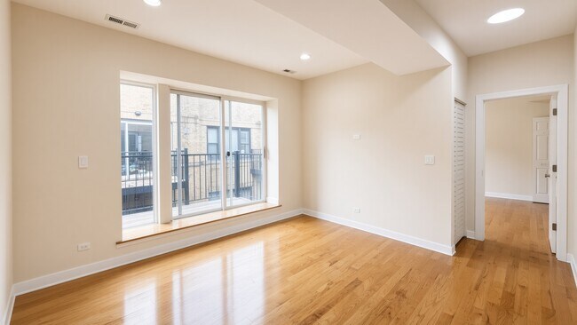 Building Photo - 3348 W Wilson Ave