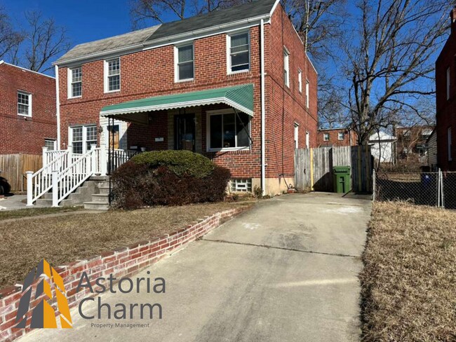 Foto del edificio - 3 Bedroom Home with Finished Basement, Parking, and Fenced Yard