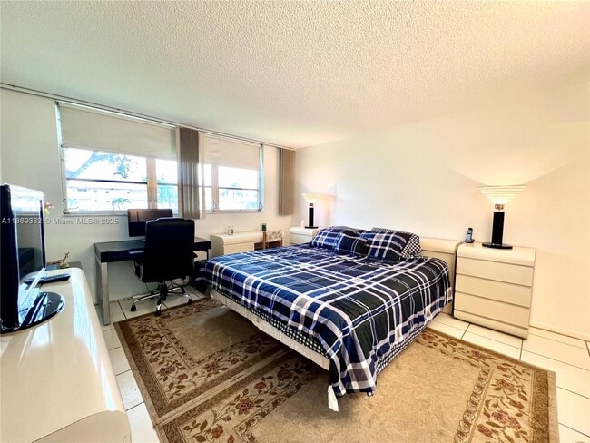 Foto del edificio - 671 S Hollybrook Dr
