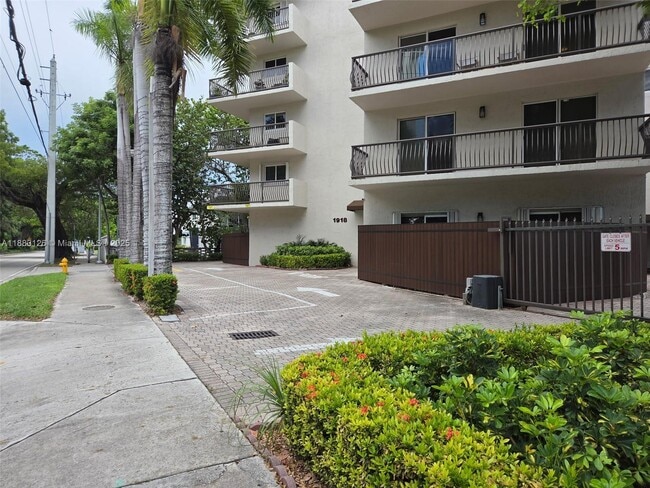 Foto del edificio - 1918 Brickell Ave