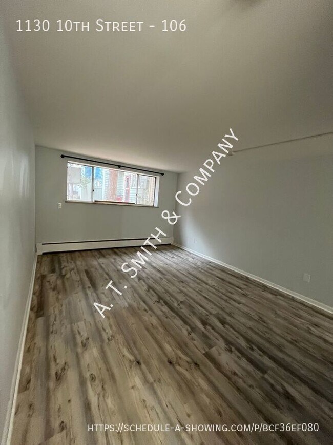 Building Photo - Studio Apartment in Great Golden Location!