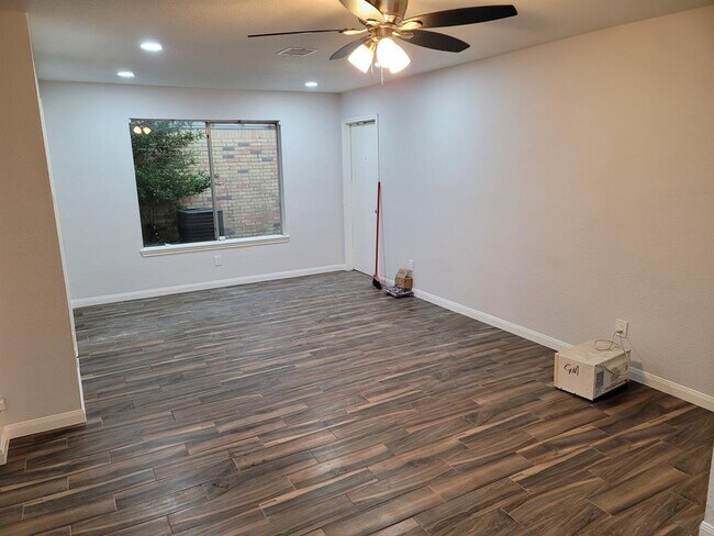 Foto del edificio - 22303 Red River Dr