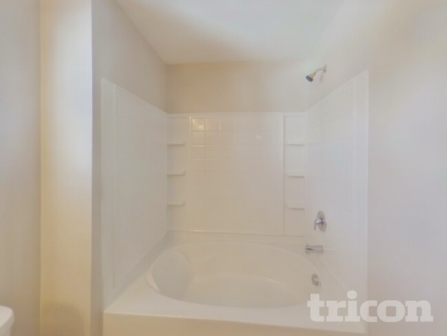 Building Photo - 809 Valley Creek Dr