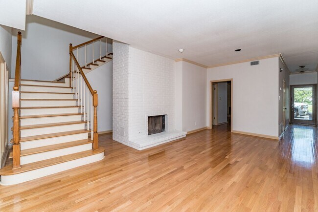 Building Photo - 4-BEDROOM OLMOS PARK TOWNHOME