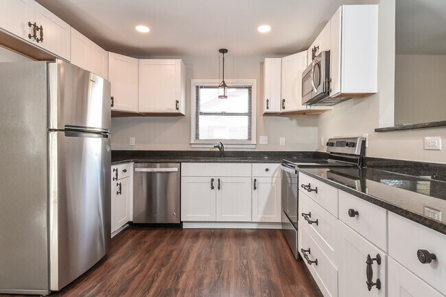Building Photo - Stunning 3 Bedroom