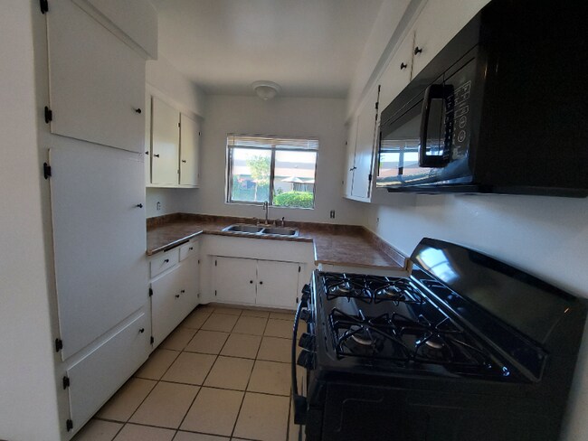 Building Photo - 137 S Topanga Dr
