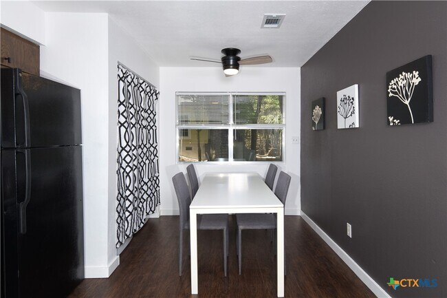 Foto del edificio - 833 Old Ranch Rd 12