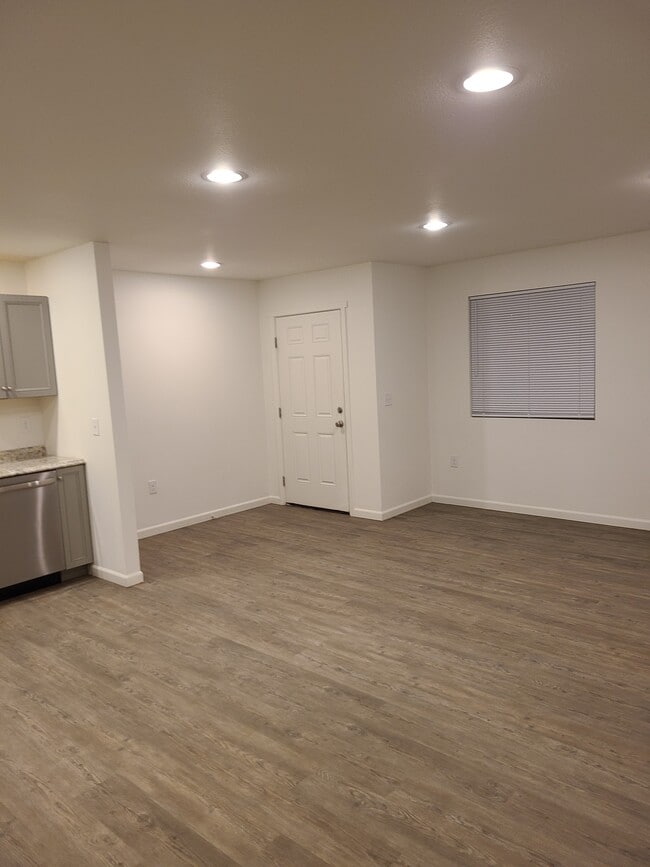 Building Photo - Duplex Left Side