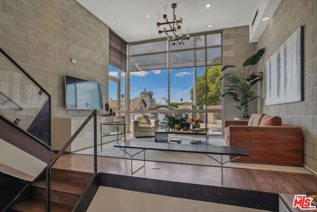 Building Photo - 530 N Larchmont Blvd
