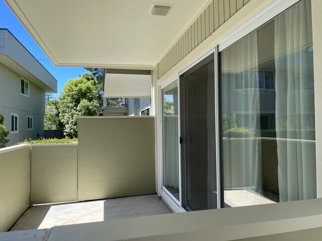 Balcón o patio con puertas corredizas de vidrio que dan a la sala de estar. - 2335 Sharon Rd