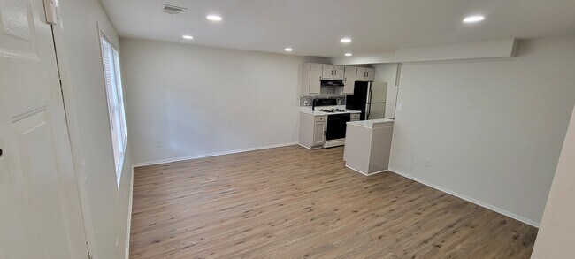 Building Photo - 1837 Village Green Dr