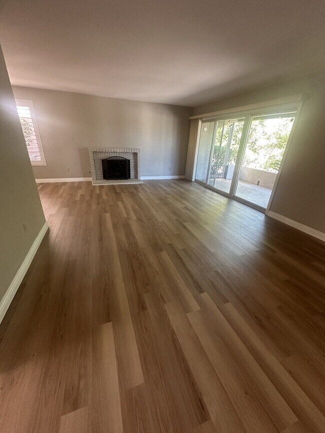 Building Photo - $3,400 - Charming Ground-Floor 2 Bed / 2 Bath Condo in Desirable Oaks North 55+ Community