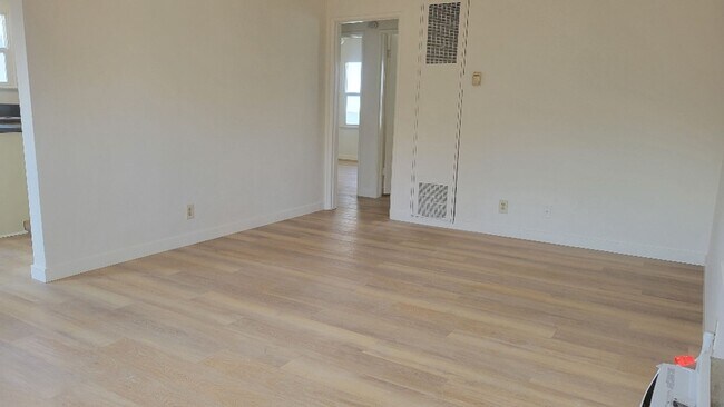 Foto del edificio - 2-bedroom 1 bath unit in Lake Balboa