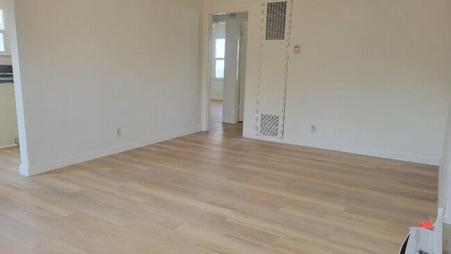 Building Photo - 2-bedroom 1 bath unit in Lake Balboa