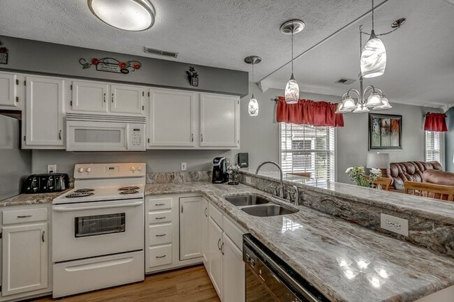 Building Photo - 549 White River Dr