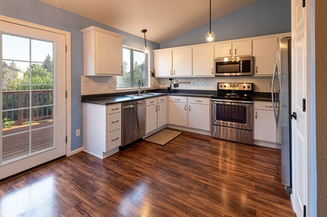 Foto del edificio - Wonderful 4-bed, 3-bath home adjacent to walking paths and parks