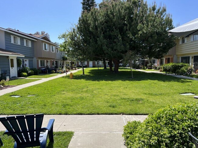 Foto del edificio - Bright & Airy 2-Bedroom End Unit Townhome
