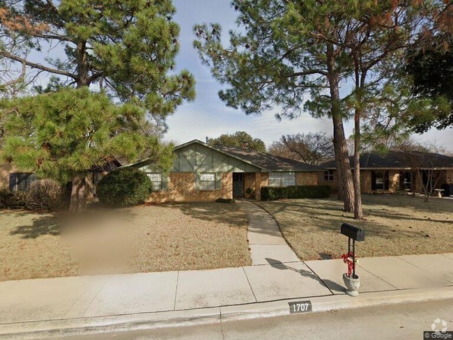 Building Photo - 1707 Chisolm Trail