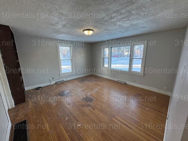 Building Photo - $945 - 3 bed 1 bath - Single Family Home