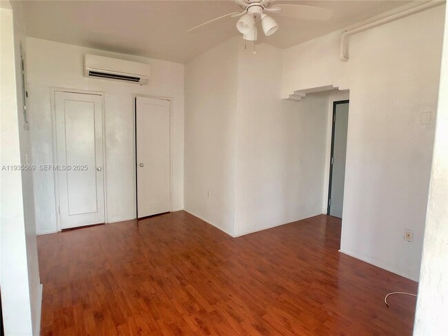 Building Photo - 901 Collins Ave