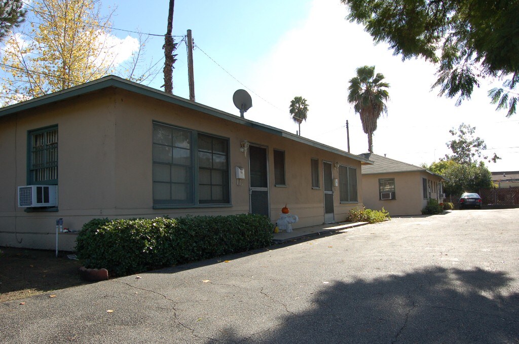 Primary Photo - Quadruplex + 1 Home