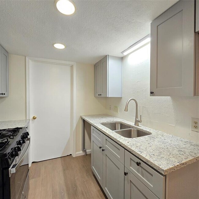 Foto del edificio - 1305 Dobie Dr