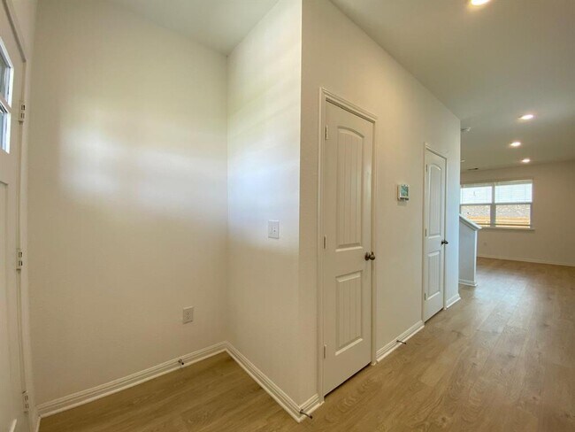 Building Photo - 213 Saide St
