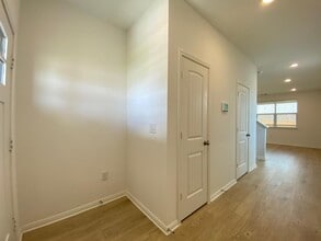 Building Photo - 412 Brody Ln