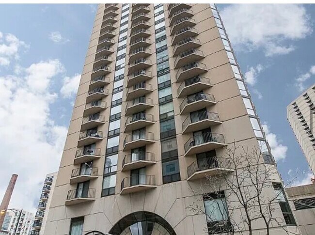 Foto del edificio - 70 W Huron St