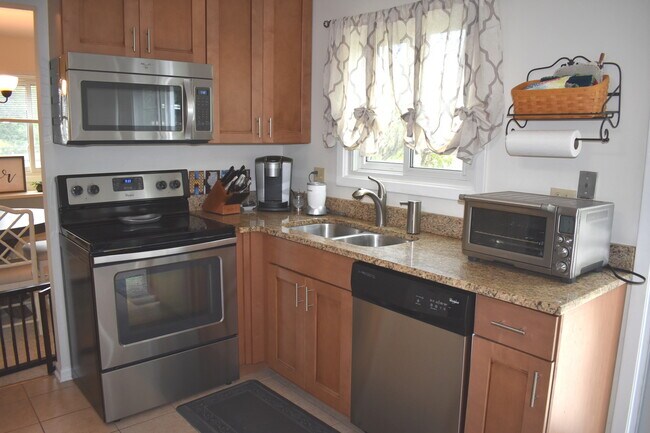 Building Photo - 214 E Lakeside Dr