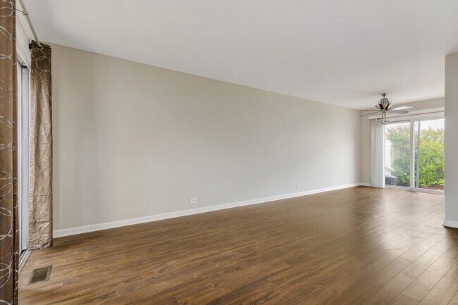 Building Photo - 744 Lakeview Point