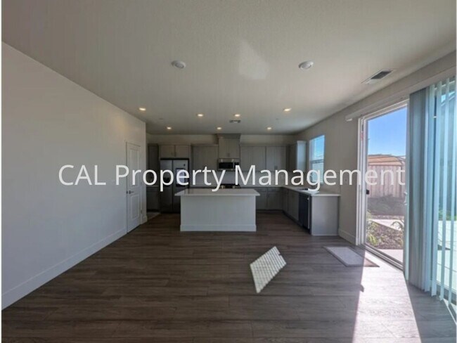 Building Photo - Beautiful 5 Bedroom Home in Hollister