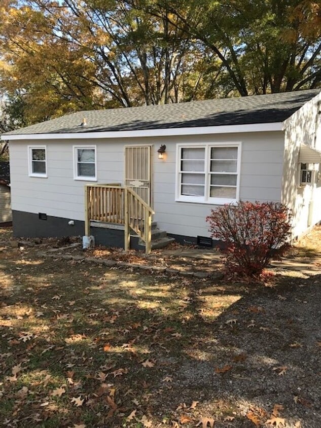 Primary Photo - 3 Bedroom 1 Bathroom Single Family Home! A...