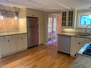 Building Photo - 10 Salem St Ave