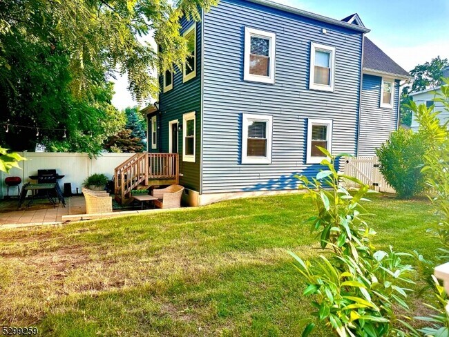Building Photo - 161 Willowdale Ave