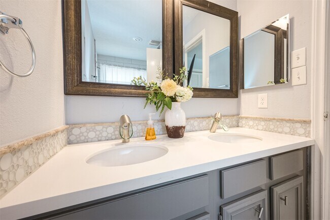 Building Photo - 1723 Rock Fence Dr