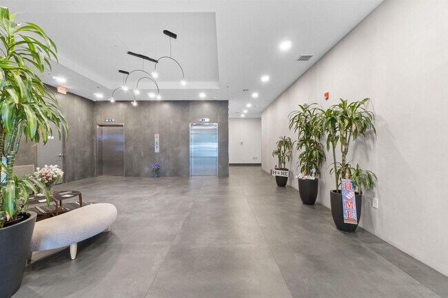 Foto del edificio - 250 Ave E