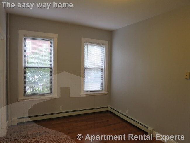 Building Photo - 564 Putnam Ave