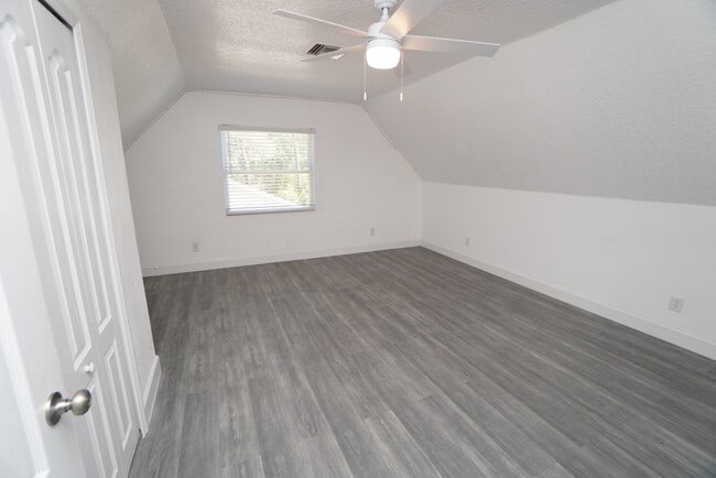 Foto del edificio - 546 NE 43rd Ct