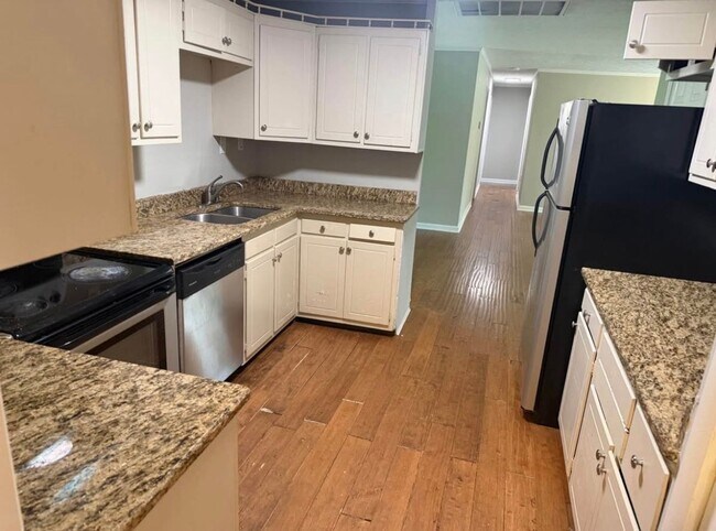 Foto del edificio - 3 Bedroom 2 Bathroom For Rent