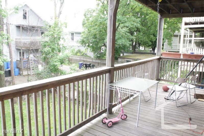 Foto del edificio - 3 br, 1 bath Triplex - 44 Easton St Apt 1