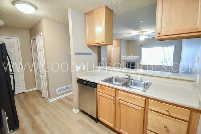 Building Photo - 3 Bedroom Townhome West Des Moines