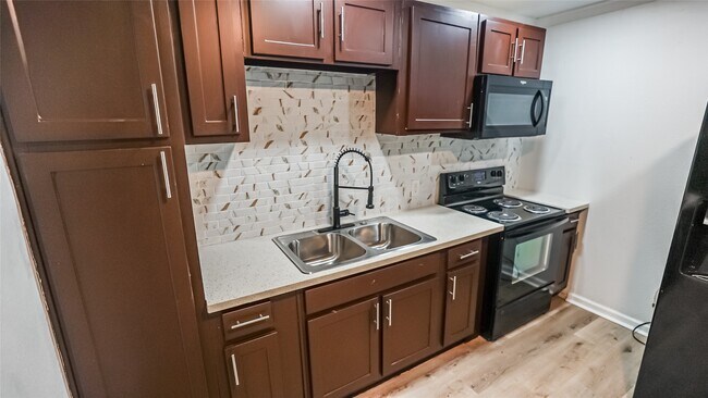 Foto del edificio - 4802 Scenic Dr