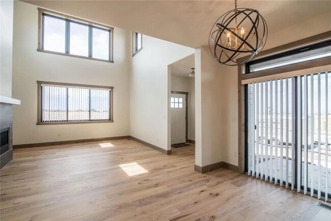 Building Photo - Beautiful 3 bedroom Townhome