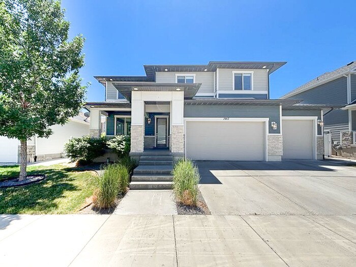 Primary Photo - Luxury 5-Bedroom Rental with Pool, Finishe...