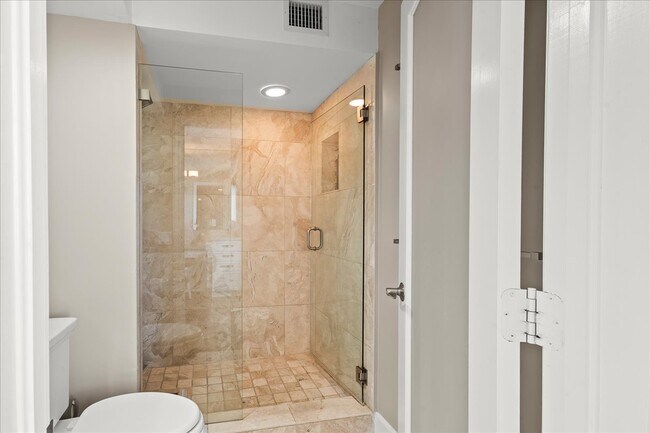 Foto del edificio - La Mer Condo