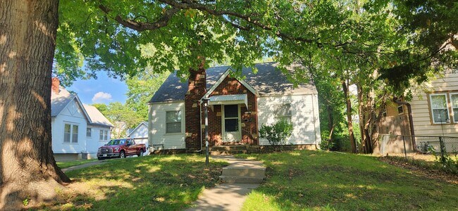 Foto del edificio - Beautiful, updated 4BR home with full unfi...