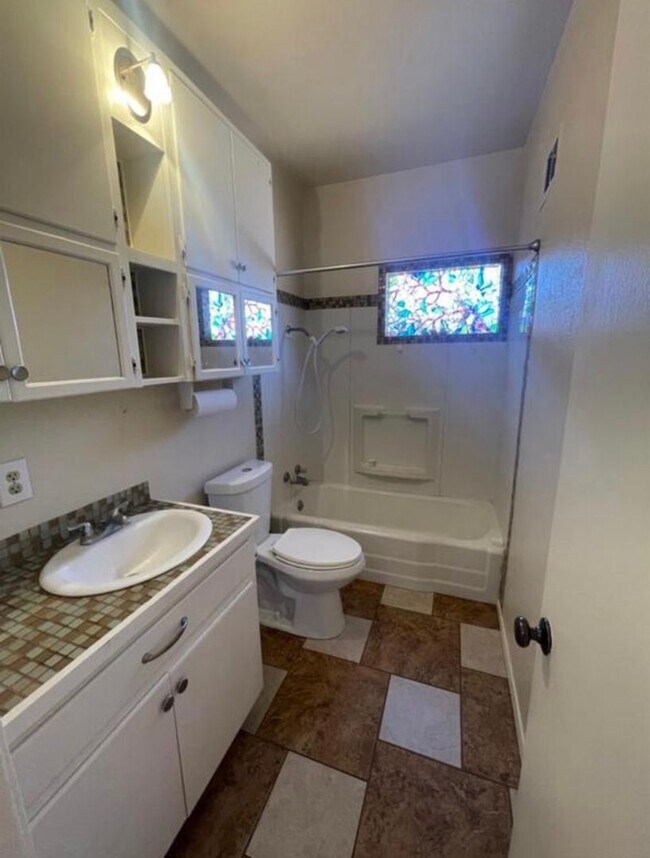 Foto del edificio - 3 Bed 1 Bath in Clapp Park