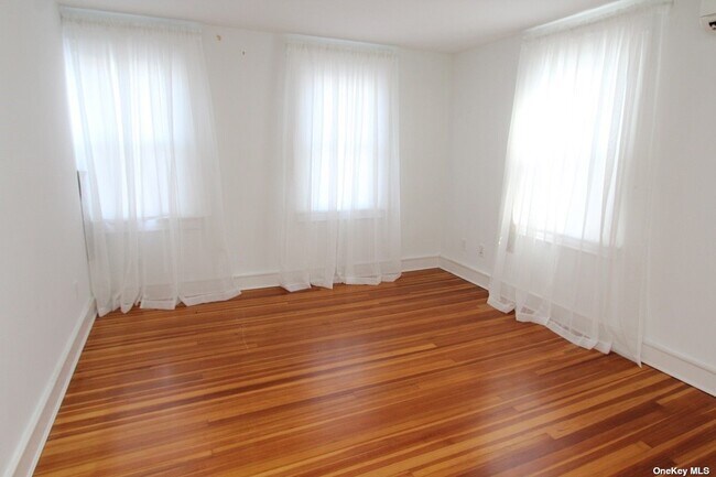 Foto del edificio - 423 Montauk Hwy