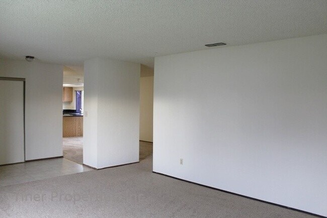 Building Photo - Spacious 4 bedroom home